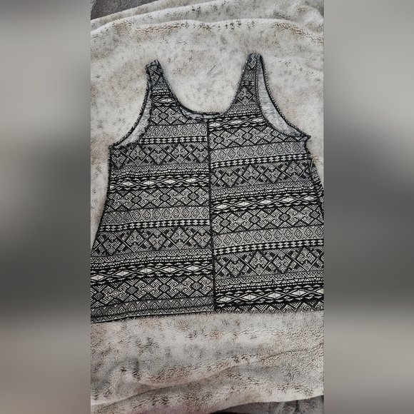 NWT! FOREVER 21 TANK TOP ! - Picture 2 of 4